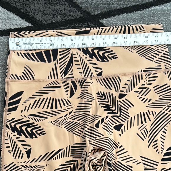 Aerie Tan and Black Leggings with Form-Fitting Seamless Design - Picture 5 of 9